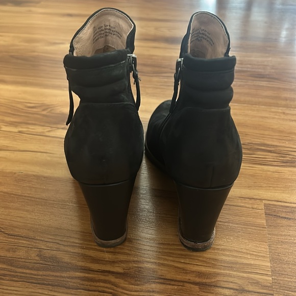 Gorgeous pair wedge black booties biala brand leather upper size 7 comfortable - Picture 2 of 10